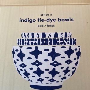 Bowls that are nested. Three blue bowls
